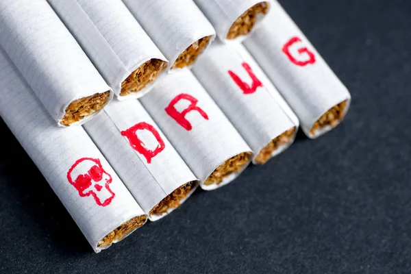Concept Van Het Gevaar Van Dood Van Sigaretten Inscriptie Drugs — Stockfoto