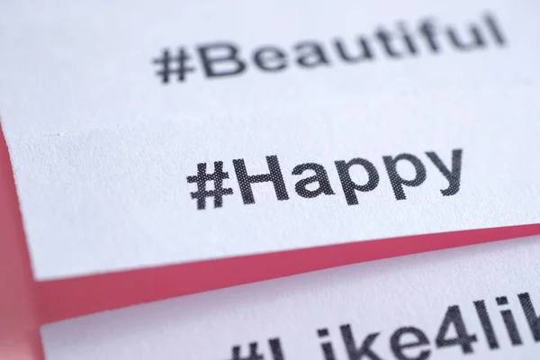 Populaire Hashtag Happy Gedrukt Wit Papier Een Roze Achtergrond Close — Stockfoto