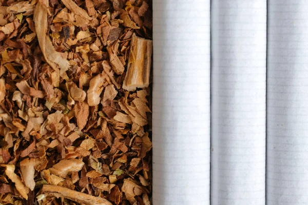 Κλασικά Τσιγάρα Είναι Δίπλα Στον Καπνό Κορυφαία Προβολή — Φωτογραφία Αρχείου