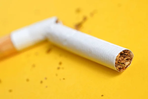 Cigarro Partido Meio Num Fundo Amarelo Fechar — Fotografia de Stock