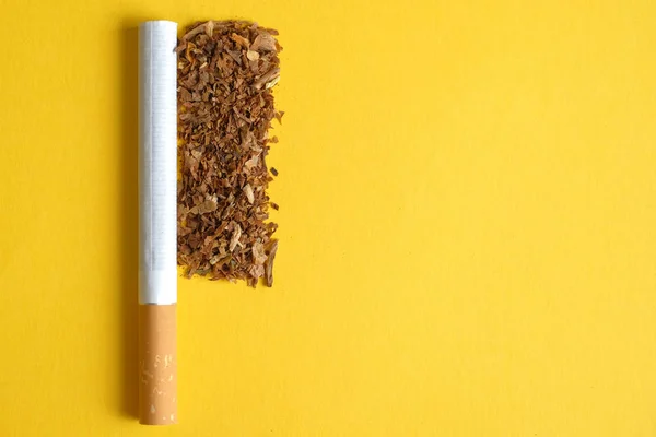 Een Stapel Tabak Met Een Sigaret Een Gele Achtergrond Ruimte — Stockfoto
