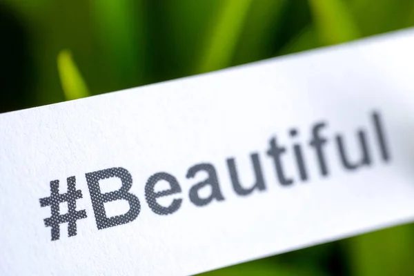 Populaire Hashtag Beautiful Gedrukt Papier Een Groene Achtergrond — Stockfoto