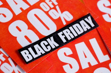 Çeşitli indirimler ile kırmızı çıkartmalar siyah Cuma Sticker.