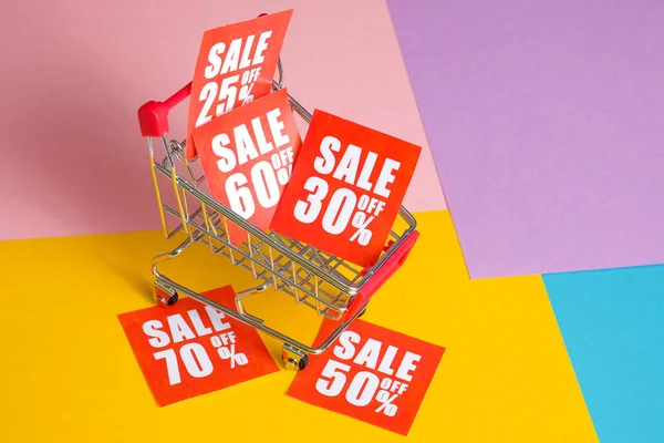 Concetto Sconto Shopping Online Etichette Rosse Con Percentuali Nel Carrello — Foto Stock