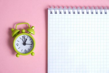 pembe renk arka planda yeşil Vintage çalar saat.