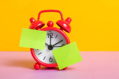 Sarı arka planda kırmızı Retro saat. Metin için yeşil Sticker.