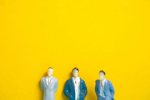 Miesten mallinuket seisovat keltaisella taustalla . — kuvapankkivalokuva