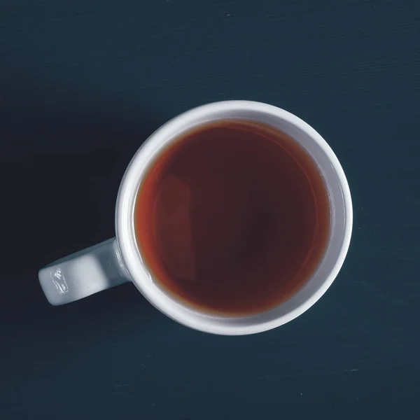Cangkir teh pemandangan atas di atas meja kayu hitam . — Stok Foto
