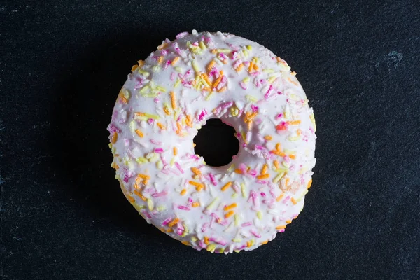 Şist yemekleri üzerinde sırlı beyaz donut. — Stok fotoğraf