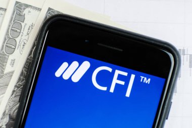 Rusya, St.Petersburg, 4 Nisan 2019: Akıllı telefon daki logo finans enstitüsü yalan çizelgeleri ve dolar banknotları.