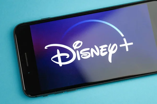 Oroszország, Szentpétervár, április 16, 2019: Image Disney plusz egy okostelefon kék háttér. — Stock Fotó