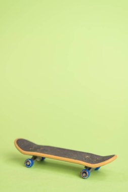 Merkezinde yeşil bir arka plan üzerinde Fingerboard.