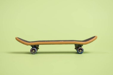 Merkezinde yeşil bir arka plan üzerinde Fingerboard.