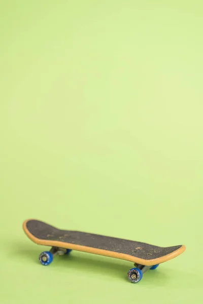 Fingerboard op een groene achtergrond in het midden. — Stockfoto