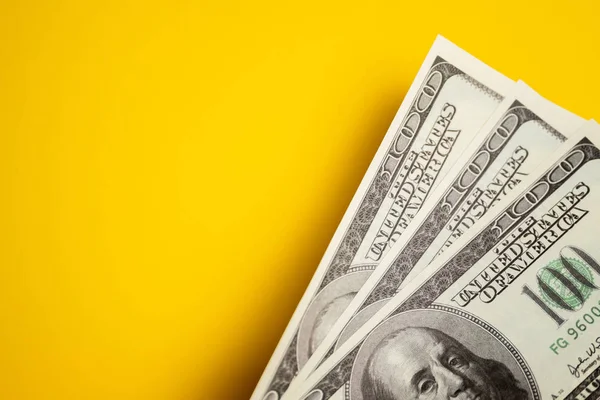 Dolarová hotovost, bankovky na žlutém pozadí. — Stock fotografie