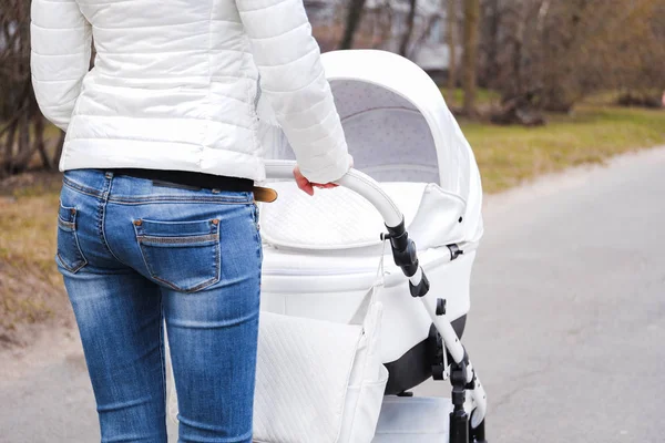 Femme se promenant avec un landau. Vue arrière . — Photo