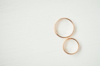 Alyans altın yüzük beyaz arka plan sağ kısmında yan yana yalan.