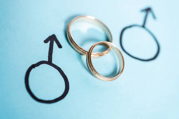 Twee gender symbolen van Mars met trouwringen. Concept LGBT. Homohuwelijk. — Stockfoto