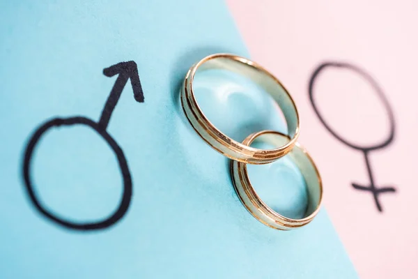 Gender symbolen Venus en Mars wijzen op man en vrouw met trouwringen. Hetero seksueel huwelijk. — Stockfoto