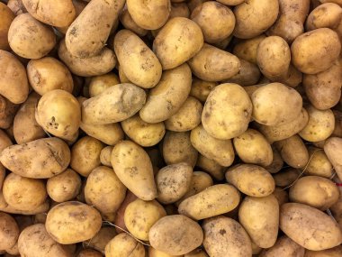 Rafta Satılık taze patates biraz yıkanmış.