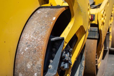 Eski kirli paslı tekerlek Asfalt Paver. Yol tamiri için ağır donatım.