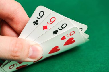 El poker bir arada tutar - yeşil bir arka plan üzerinde bir tür dört.