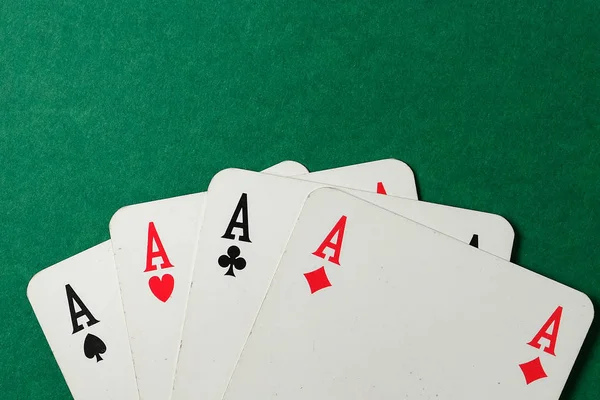 Yeşil arka planda dört as. Üstte görüntü.