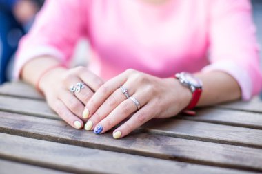 Serbest kadın elleri kahverengi ahşap masada diğer iner.