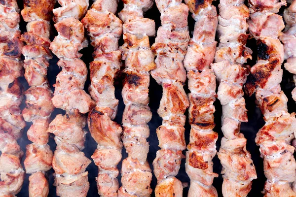 Ízletes és lédús kebab a főtt a szén. Fogalma utcai fotózás. Felülnézet. Háttér. — Stock Fotó