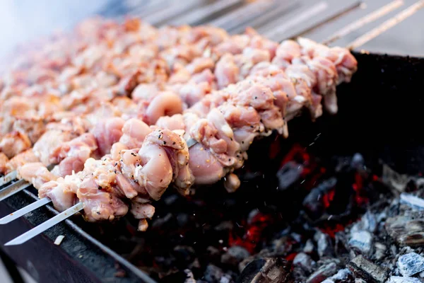 Smakelijke en sappige rauwe kebab gekookt op houtskool. Concept van straat fotografie. — Stockfoto