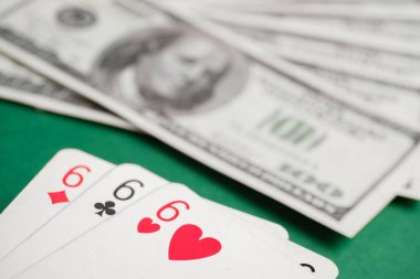 Yeşil masada dolar ile poker sırasında altılı üç.