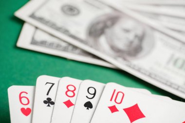 Düz altı dan on yeşil masada dolar ile poker sırasında.