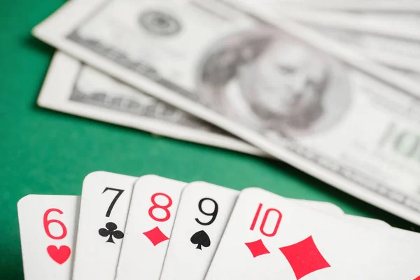 Прямо с шести до десяти во время игры в покер с долларами на зеленом столе . — стоковое фото