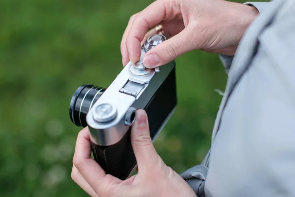 Frauenhände halten Retro-Fotokamera und passen Belichtung an — Stockfoto