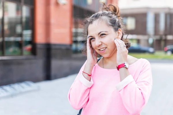 Young Caucasian woman touching her head suffering from a headache on the street. — Stock Photo, Image