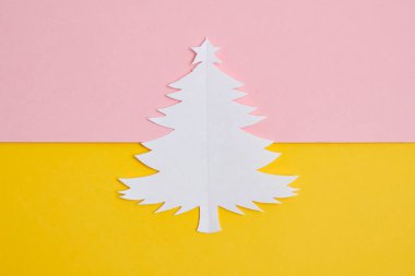 Noel ağacı yumuşak renklerde pembe ve sarı whatman kağıt üzerinde beyaz kağıttan yapılmış.