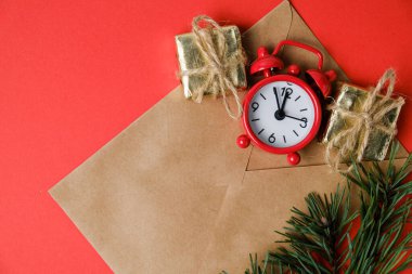 Zarf, alarm, sicim ve çam dallı hediyeler..