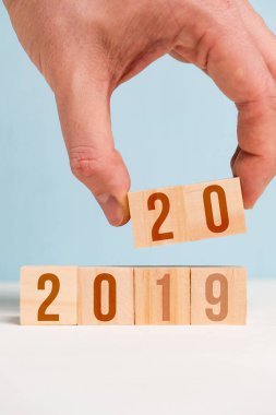 İki zarda 20 numara var. Yılı 2019 'dan 2020' ye değiştirme kavramı. & Kapat.