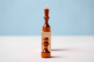 Kariyer gelişimi konsepti. Piyon krala bakıyor. Terfi.