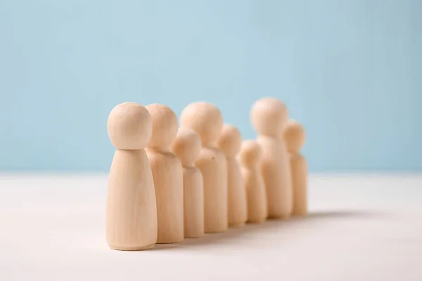 Il concetto di candidati al lavoro. Figure di legno allineati in fila . — Foto Stock
