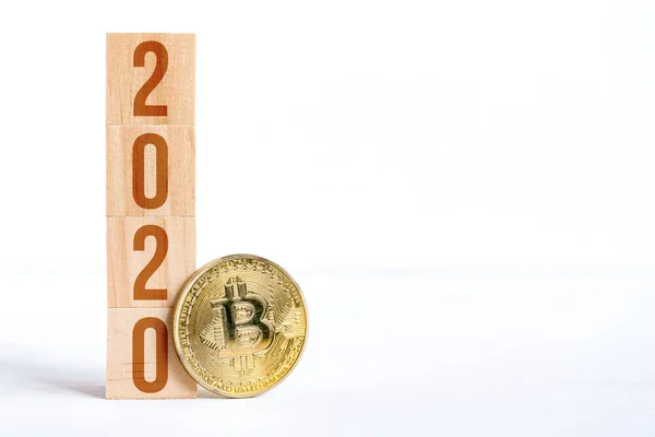 Bitcoin mit Zahlen 2020 auf Holzwürfeln o mit weißem Hintergrund. den Erfolg der Kryptowährung im neuen Jahr. Kopierraum. — Stockfoto
