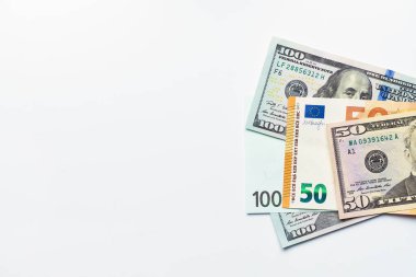 Fotokopi alanı beyaz arka plan görünümlü Amerikan doları ve avro banknotları