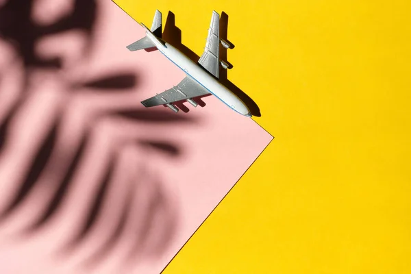 Vakantie Concept Vliegtuig Met Palmschaduw Gele Achtergrond Roze Achtergrond — Stockfoto