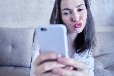 Kız sarhoş, Selfie akıllı telefonuyla surat asıyor.