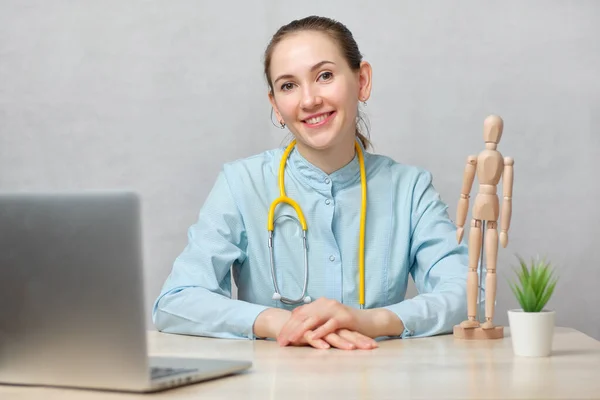 Joven Doctora Una Mesa Con Portátil Sonriendo — Foto de Stock