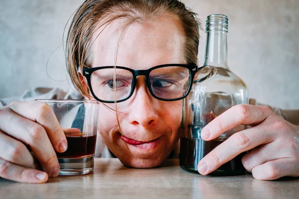 Концепция Домашнего Питья Человек Бутылкой Стаканом — стоковое фото