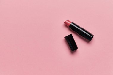 Üst görünümü olan pembe ruj ve boşluk kopyala