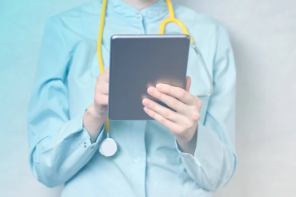 Mujer Doctora Sosteniendo Una Tableta Con Luz Azul — Foto de Stock