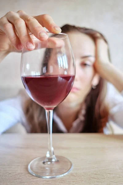 Donna Ubriaca Triste Guardando Bicchiere Vino — Foto Stock