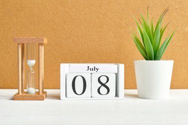 Ayın 8 Temmuz takvim kavramı ahşap bloklar üzerine